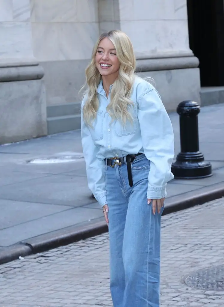 Sydney Sweeney's transformation from adorable child star to blonde bombshell as she turns 295