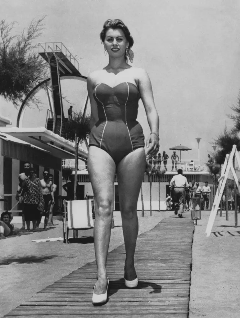 Sophia Loren's vintage swimsuit photos prove she was the epitome of old Hollywood glamor4