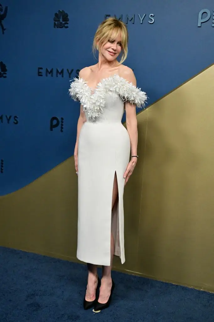 Nicole Kidman makes dramatic return to Emmys after 9 years in sizzling thigh-split gown2