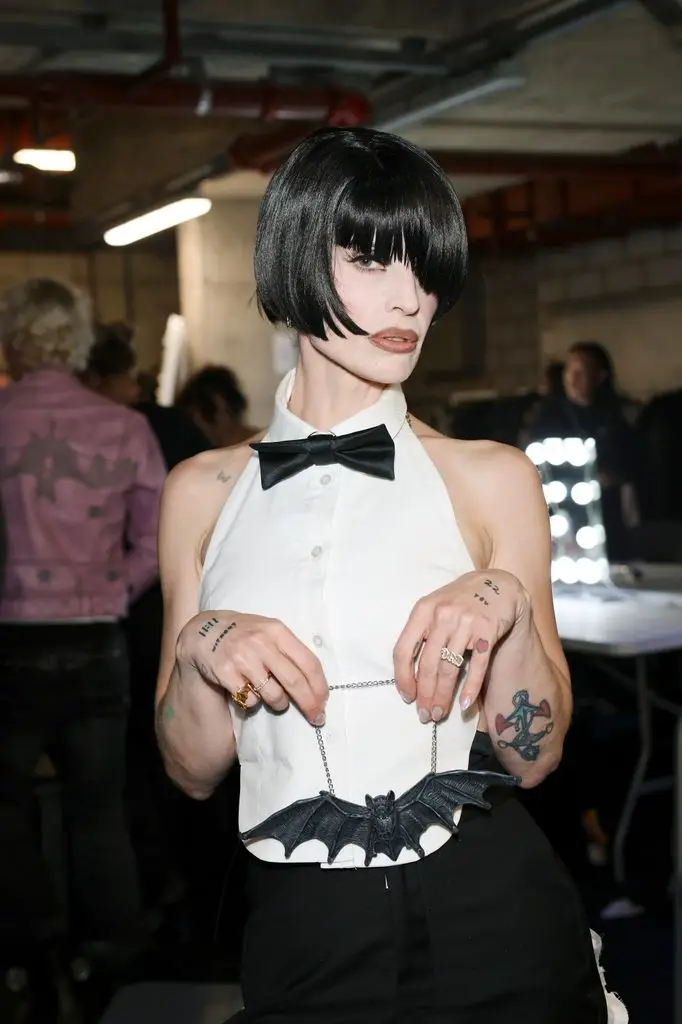 Kelly Osbourne is almost unrecognizable with her darkest hair transformation yet – and wait till you see the style3