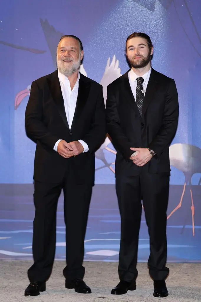 Russell Crowe showcases dramatic weight loss alongside girlfriend and rarely-seen son3