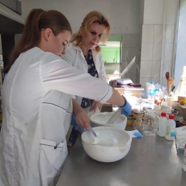 Хіміки-волонтери створюють лікувальні мазі для захисників