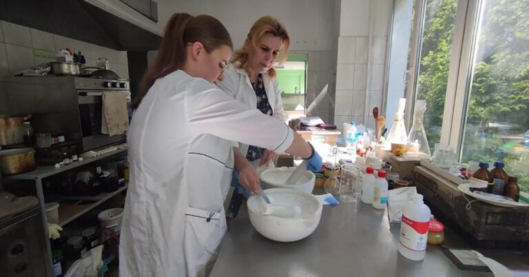 Хіміки-волонтери створюють лікувальні мазі для захисників 4