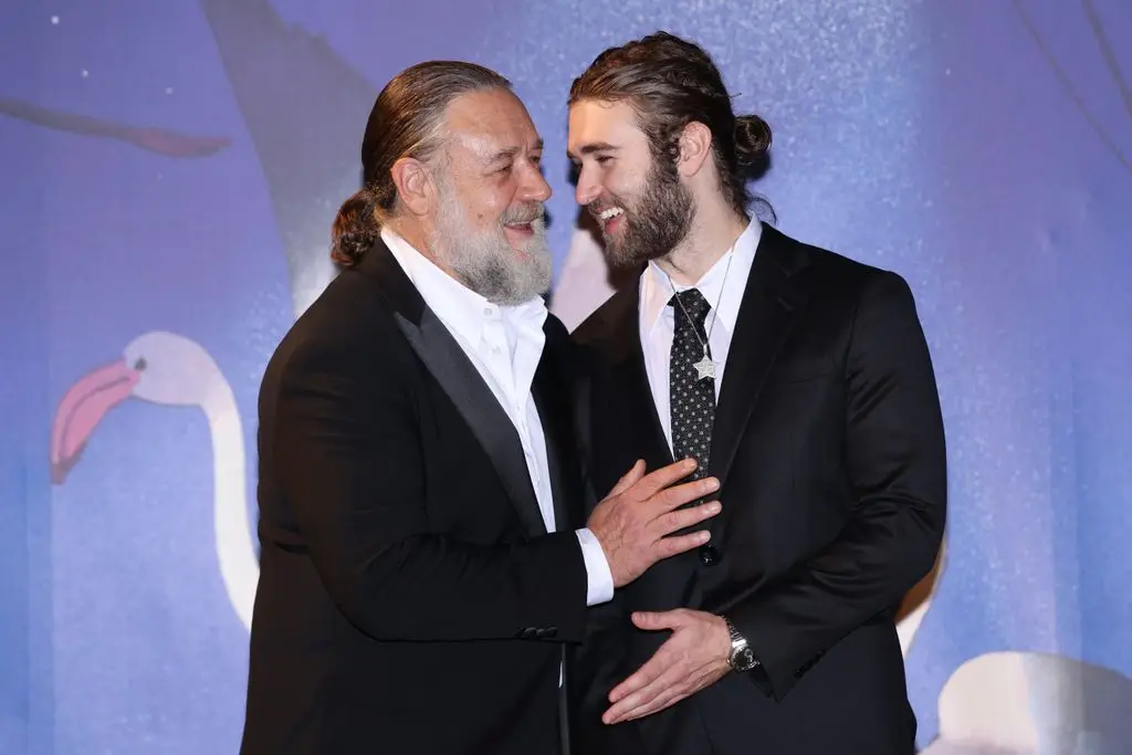 Russell Crowe showcases dramatic weight loss alongside girlfriend and rarely-seen son4