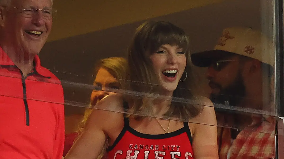 Taylor Swift puts her wedding ring on full display for husband Travis Kelce's latest Chiefs game0