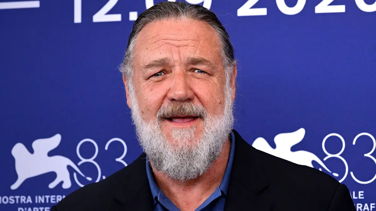 Russell Crowe showcases dramatic weight loss alongside girlfriend and rarely-seen son0