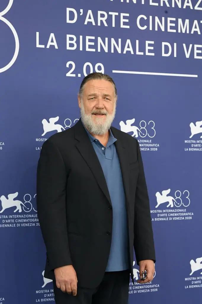 Russell Crowe showcases dramatic weight loss alongside girlfriend and rarely-seen son2