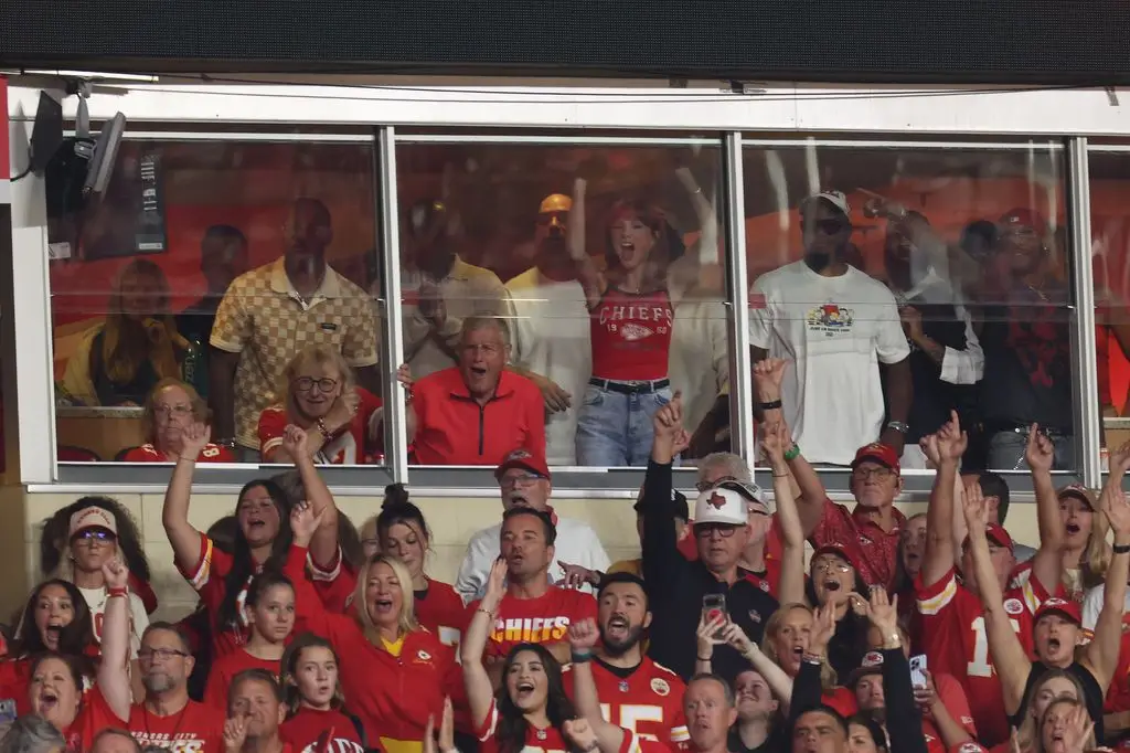 Taylor Swift puts her wedding ring on full display for husband Travis Kelce's latest Chiefs game2