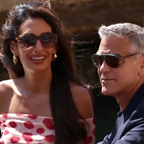 Амаль Клуні зачарувала в обтислій сукні з прозорими вставками під час романтичної прогулянки з Джорджем