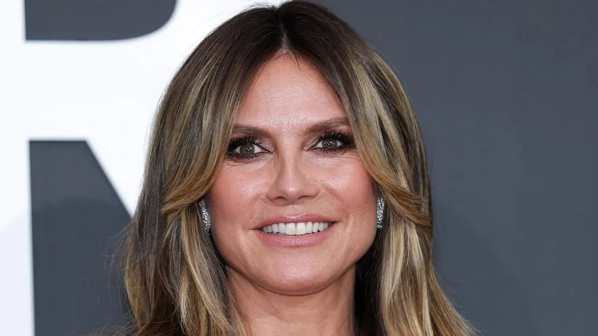 Heidi Klum is supported by lookalike model children with striking family gathering0