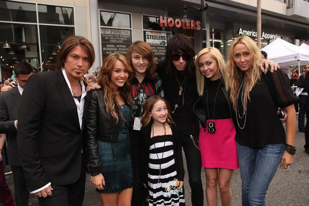 Billy Ray Cyrus brings back wild '90s look: 'Made a new mullet'4