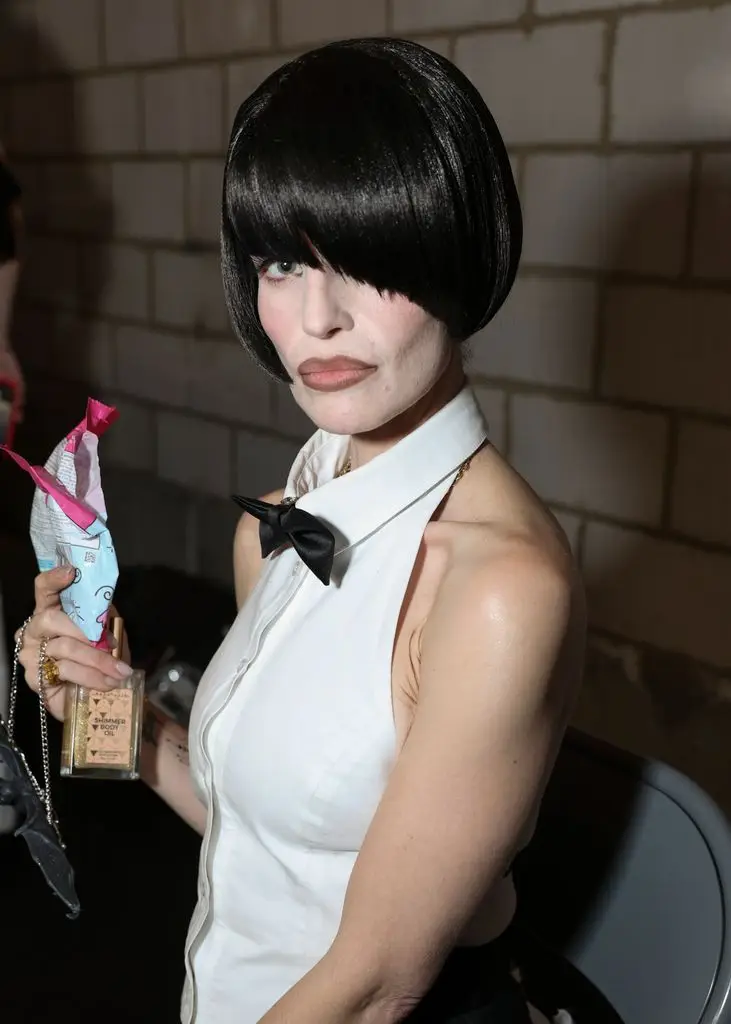 Kelly Osbourne is almost unrecognizable with her darkest hair transformation yet – and wait till you see the style1