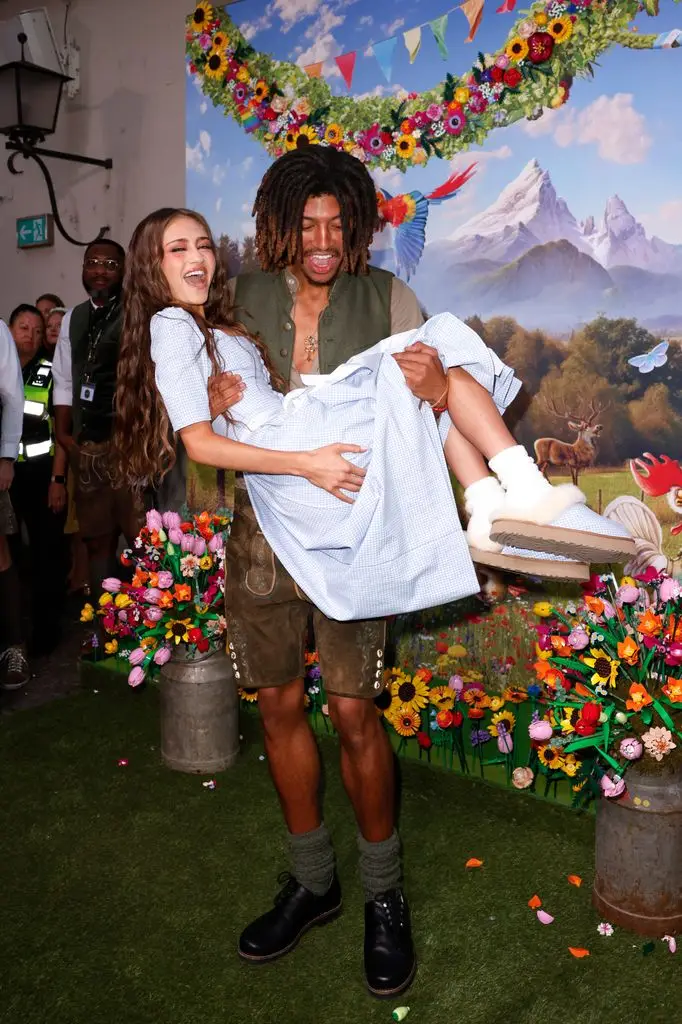 Heidi Klum is supported by lookalike model children with striking family gathering3