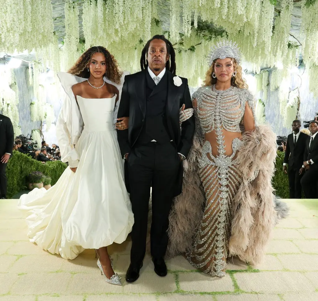 Jay-Z serenades Beyoncé on 45th birthday in romantic public display during star-studded London show3