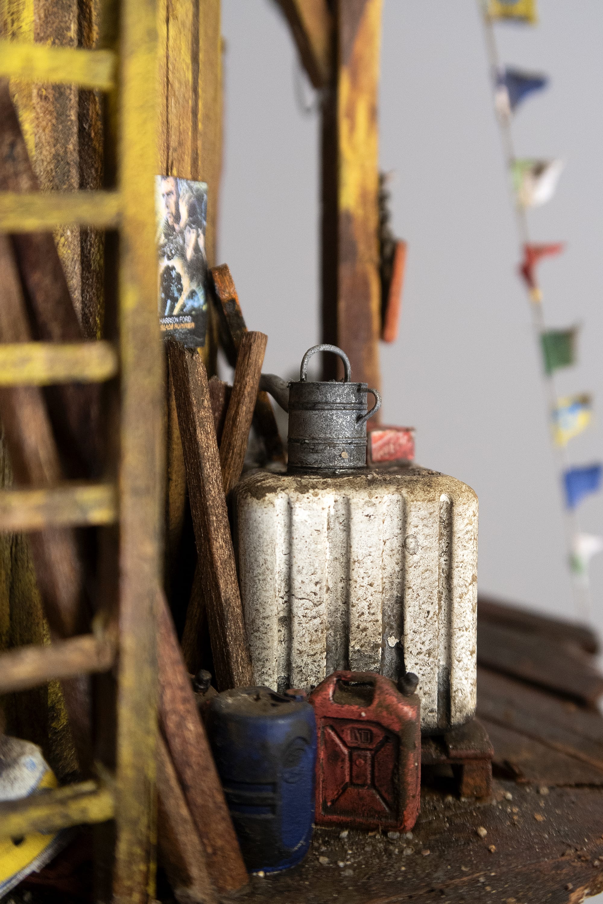 Precarious Dwellings Perch Atop Rocks in Simon Laveuve's 1/35-Scale Miniatures9
