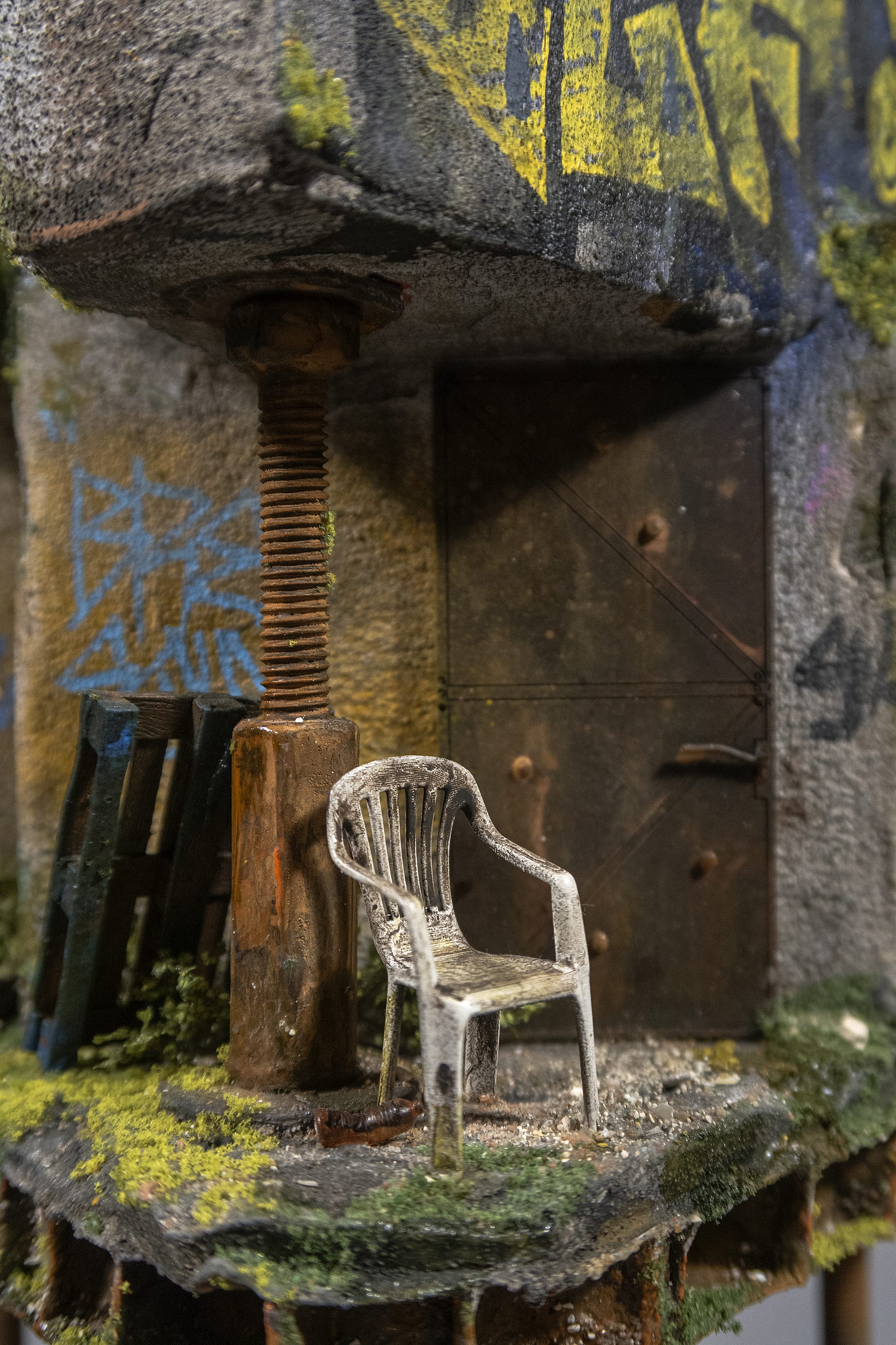 Precarious Dwellings Perch Atop Rocks in Simon Laveuve's 1/35-Scale Miniatures8