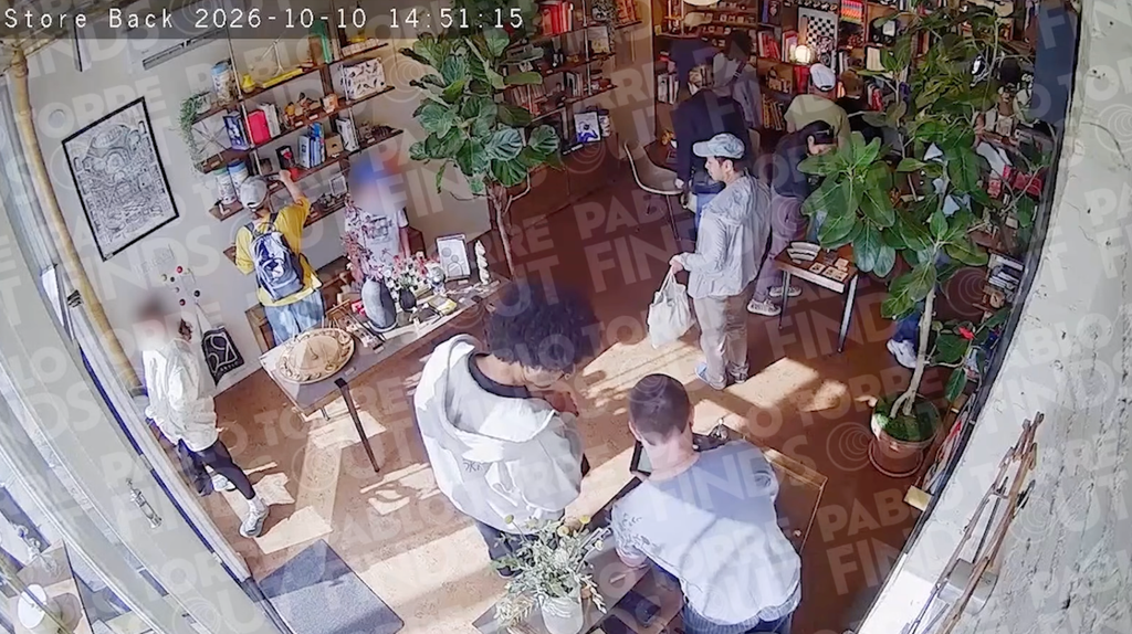 Kelly Clarkson's in-store altercation revealed in new footage0