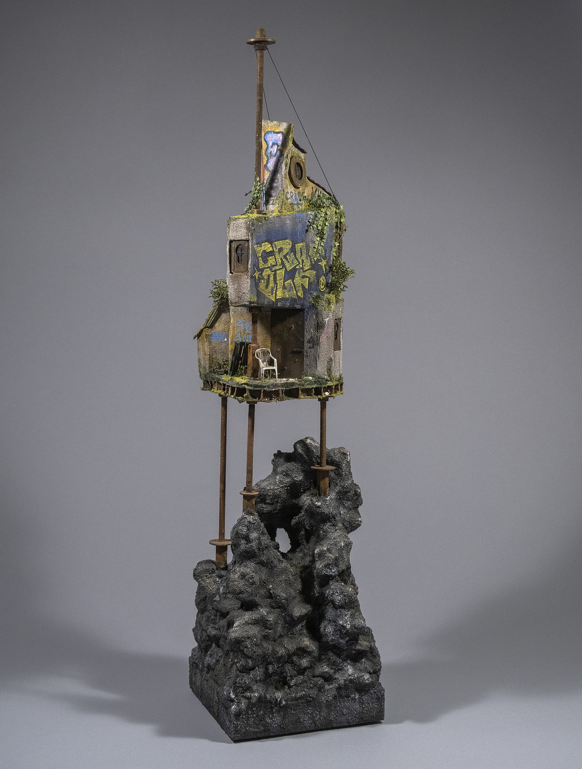 Precarious Dwellings Perch Atop Rocks in Simon Laveuve's 1/35-Scale Miniatures7