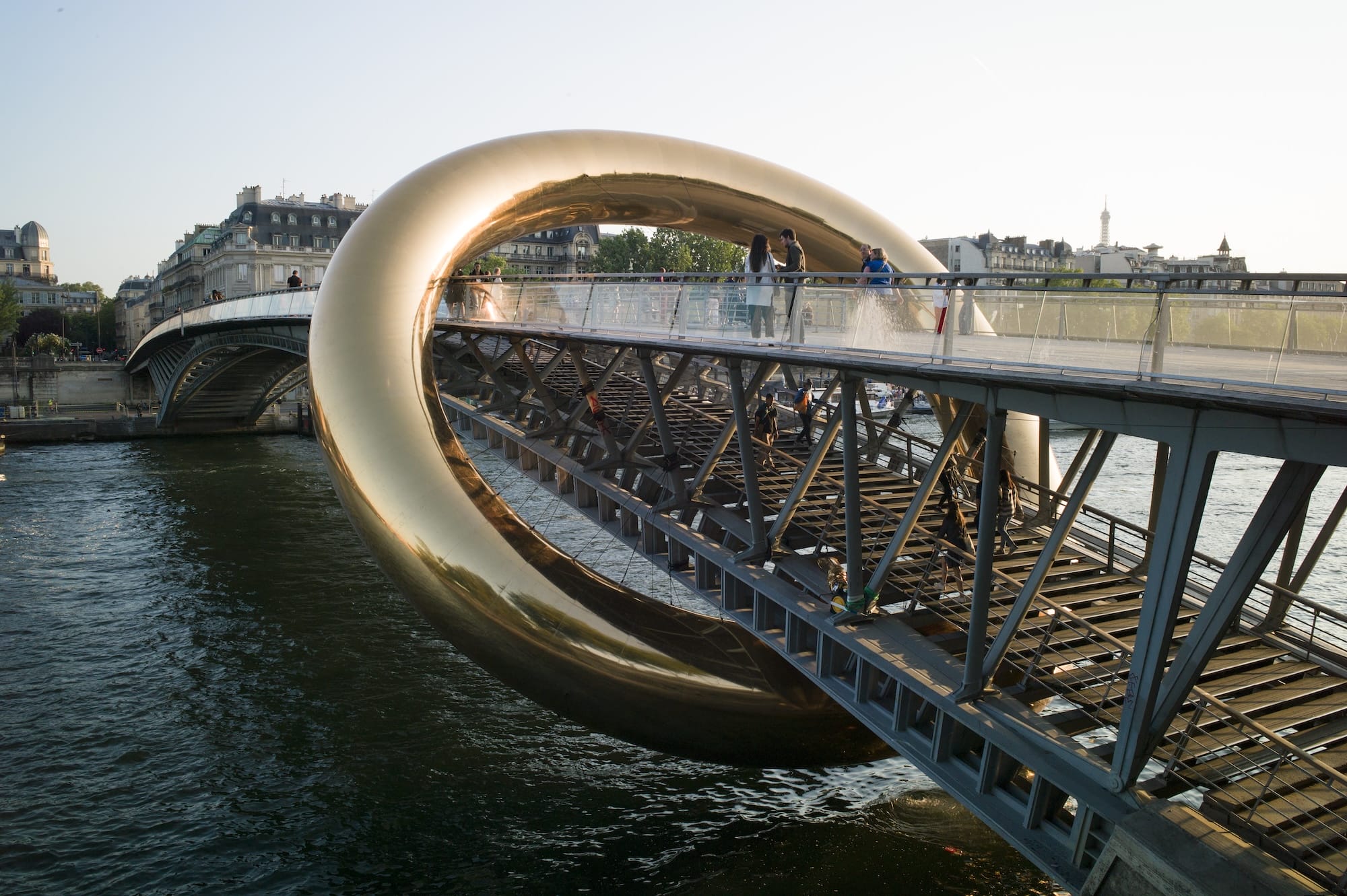 A Giant Gold Coil by Plastique Fantastique Created a Loopy Portal on the High Line4