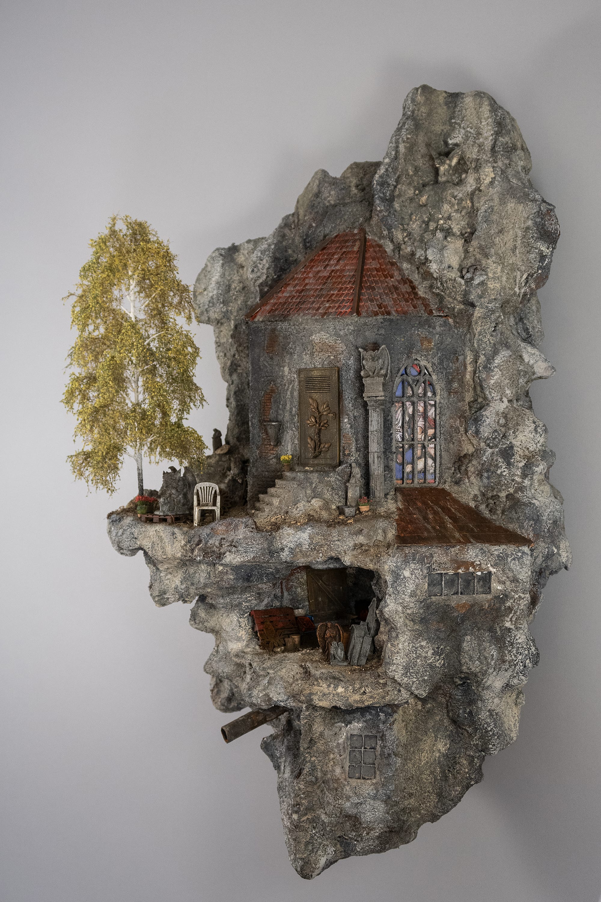 Precarious Dwellings Perch Atop Rocks in Simon Laveuve's 1/35-Scale Miniatures2