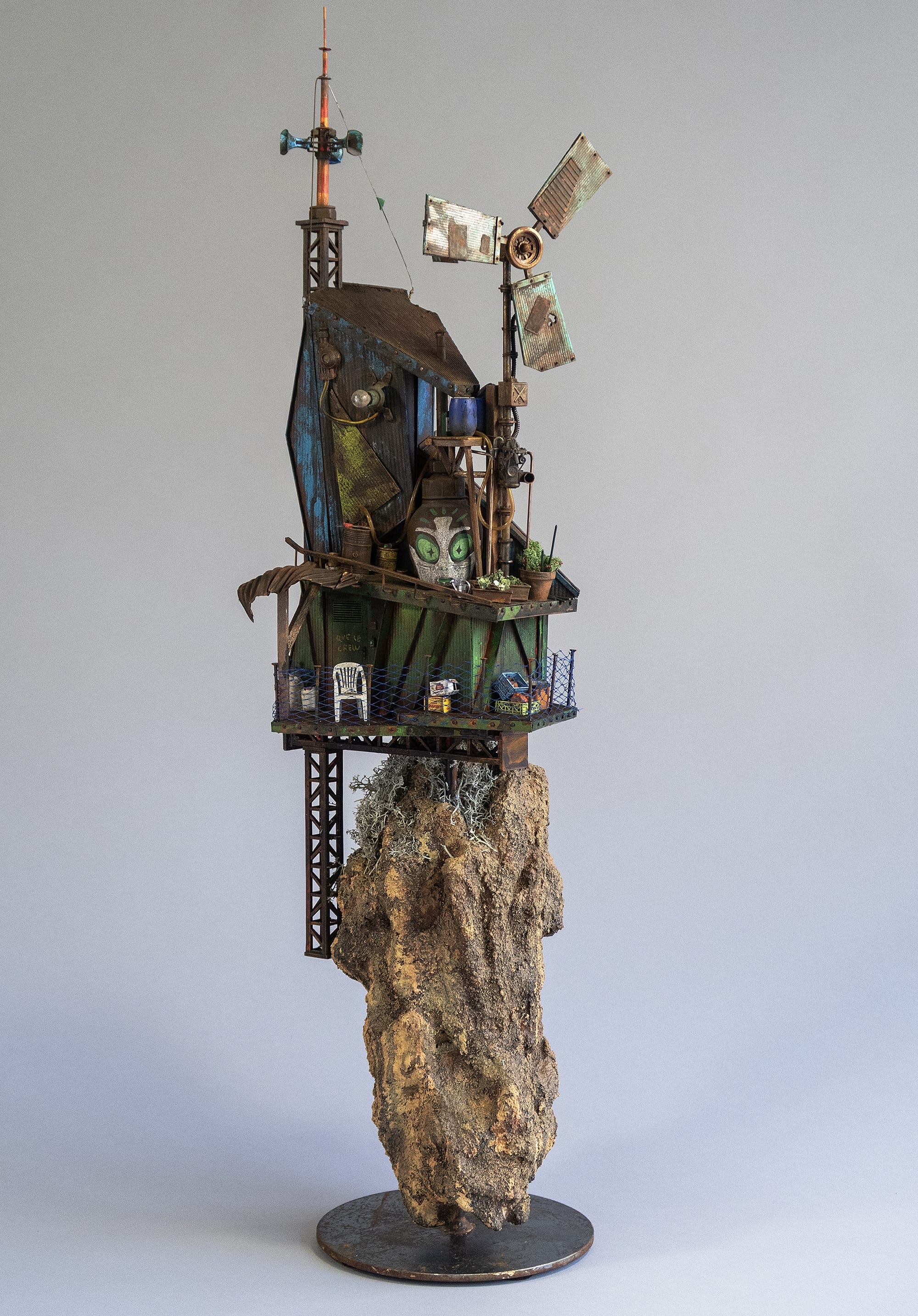 Precarious Dwellings Perch Atop Rocks in Simon Laveuve's 1/35-Scale Miniatures3