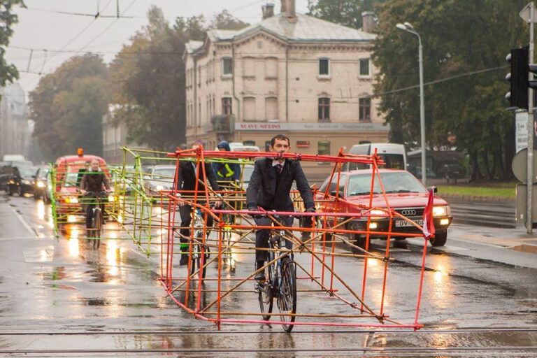 Активісти з бамбука створили каркаси авто, щоб показати простір, який займають машини з одним водієм 1