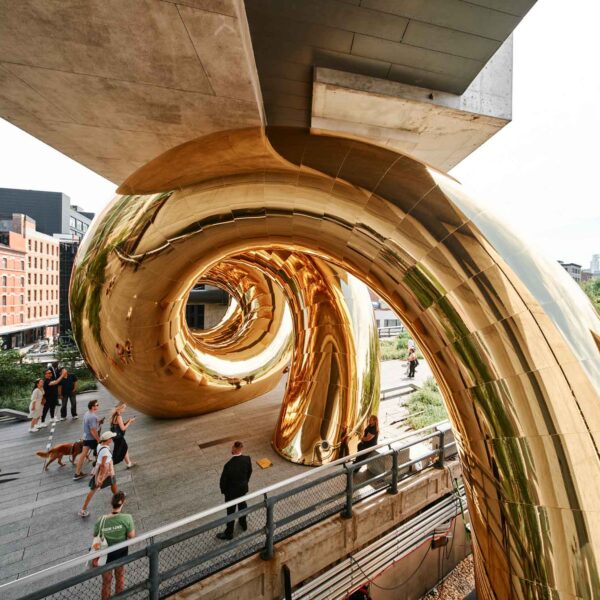 Золотий спіральний портал Plastique Fantastique на High Line