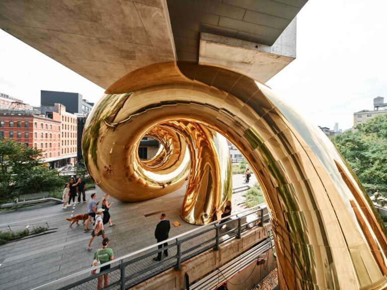 Золотий спіральний портал Plastique Fantastique на High Line 7