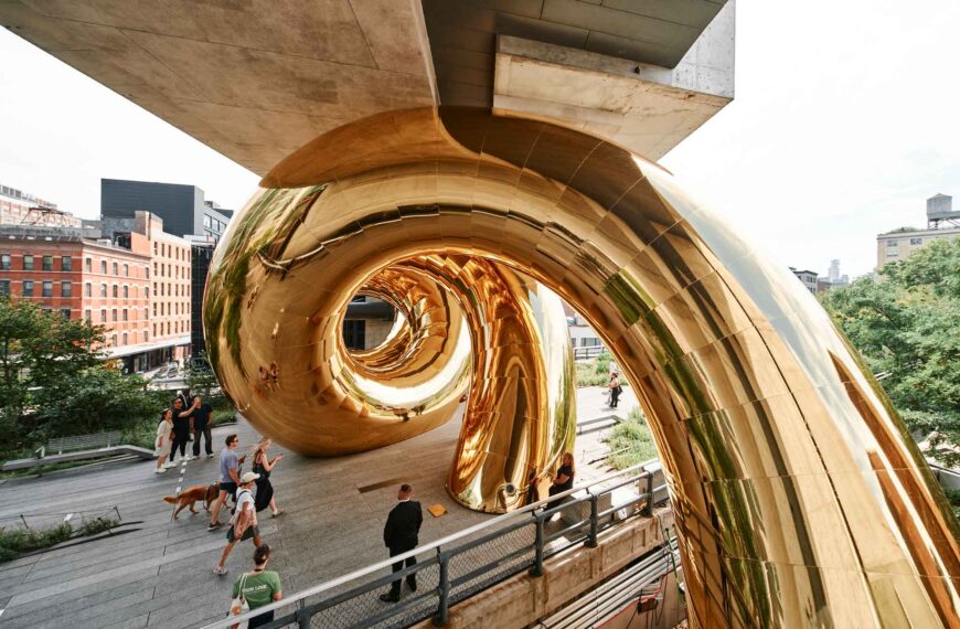 Золотий спіральний портал Plastique Fantastique на High Line