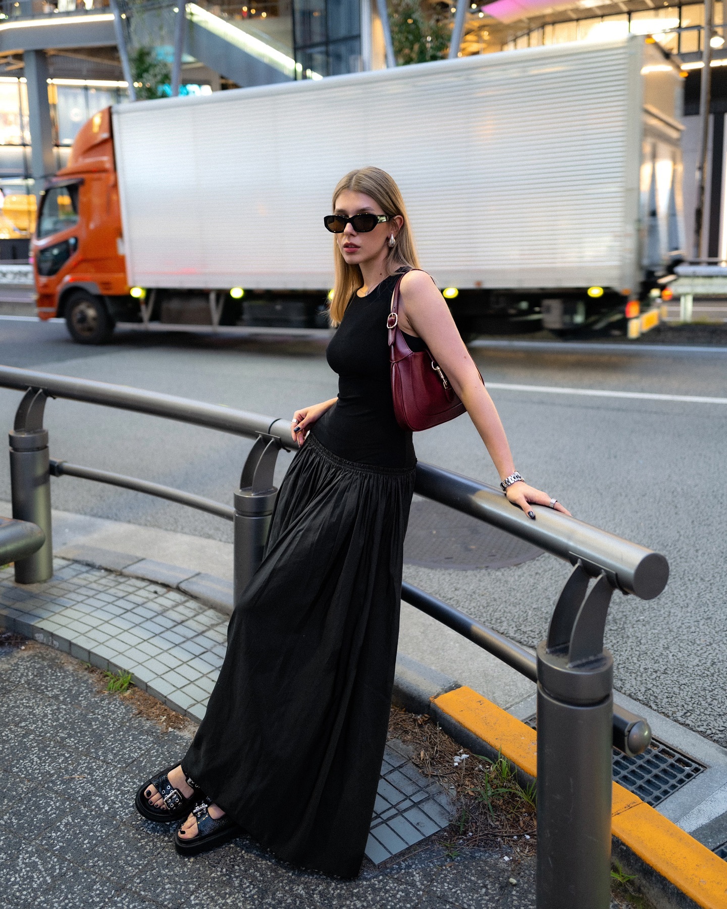 Як жінкам невисокого зросту носити довгі спідниці та сукні влітку: лайфхаки